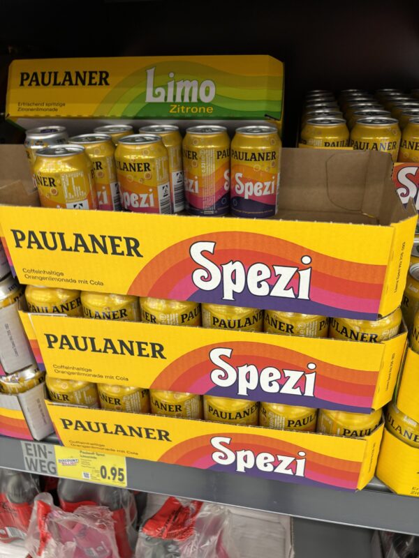 Spezi-Dosen im Supermarkt.