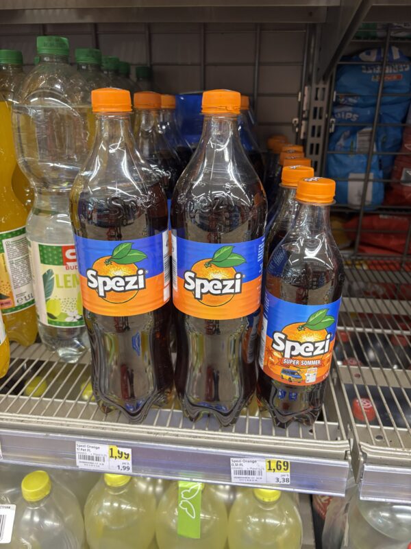Spezi-Flaschen im Supermarkt.