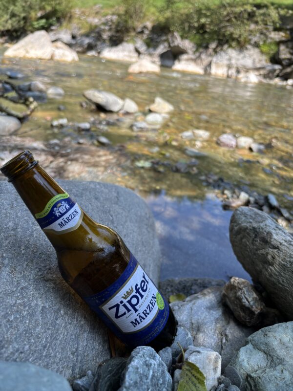 Bierchen im Bach